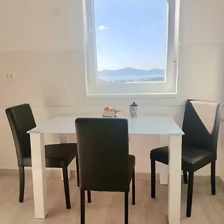 Hera With Balcony And Free Parking Appartement Zadar