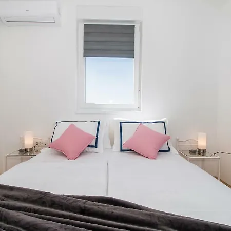 Apartment Hera With Balcony And Free Parking *
