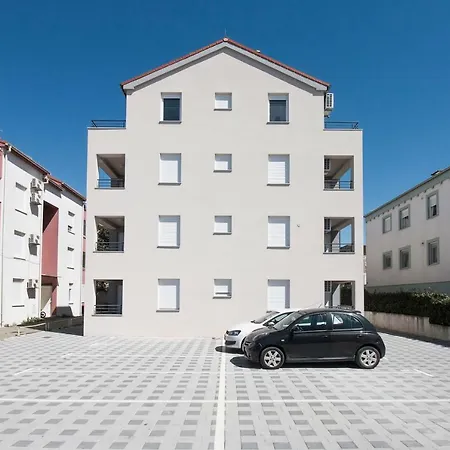Hera With Balcony And Free Parking Apartment