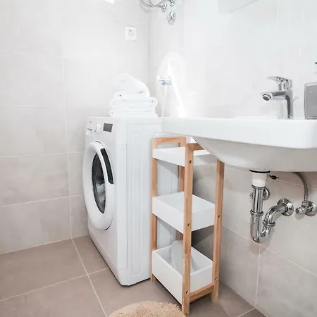 Apartment Hera With Balcony And Free Parking *