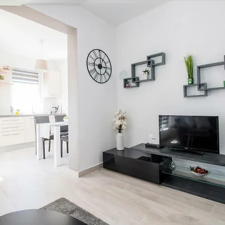 Hera With Balcony And Free Parking Zadar