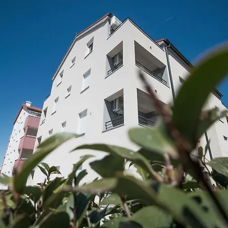 Hera With Balcony And Free Parking Apartment