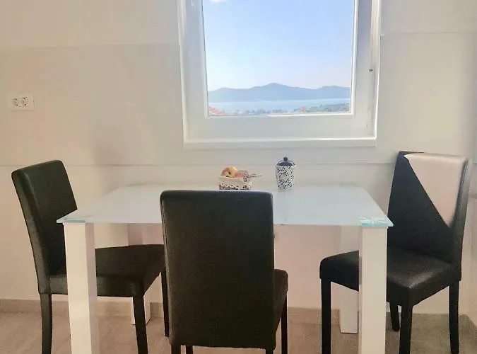 Hera With Balcony And Free Parking Apartment Zadar