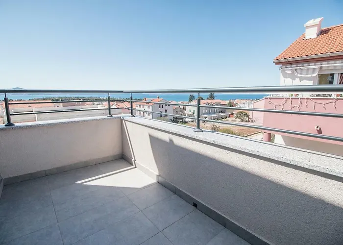 Apartment Hera With Balcony And Free Parking *